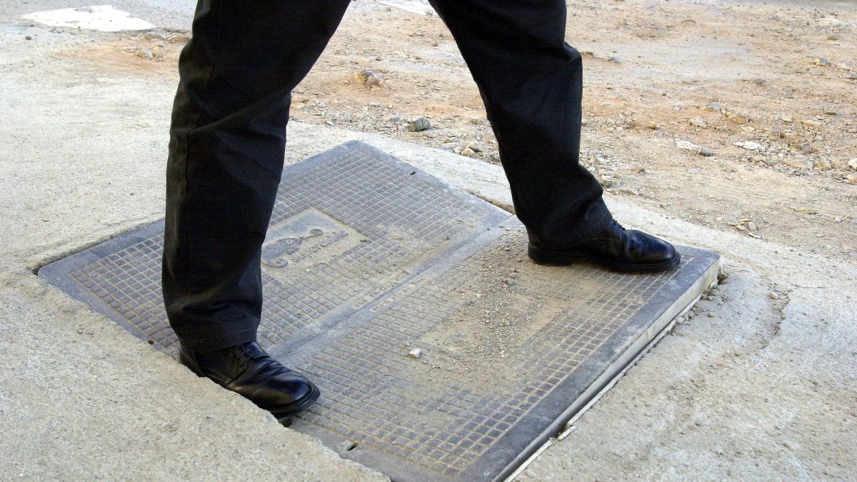 Arqueta en mal estado, en una imagen de archivo.