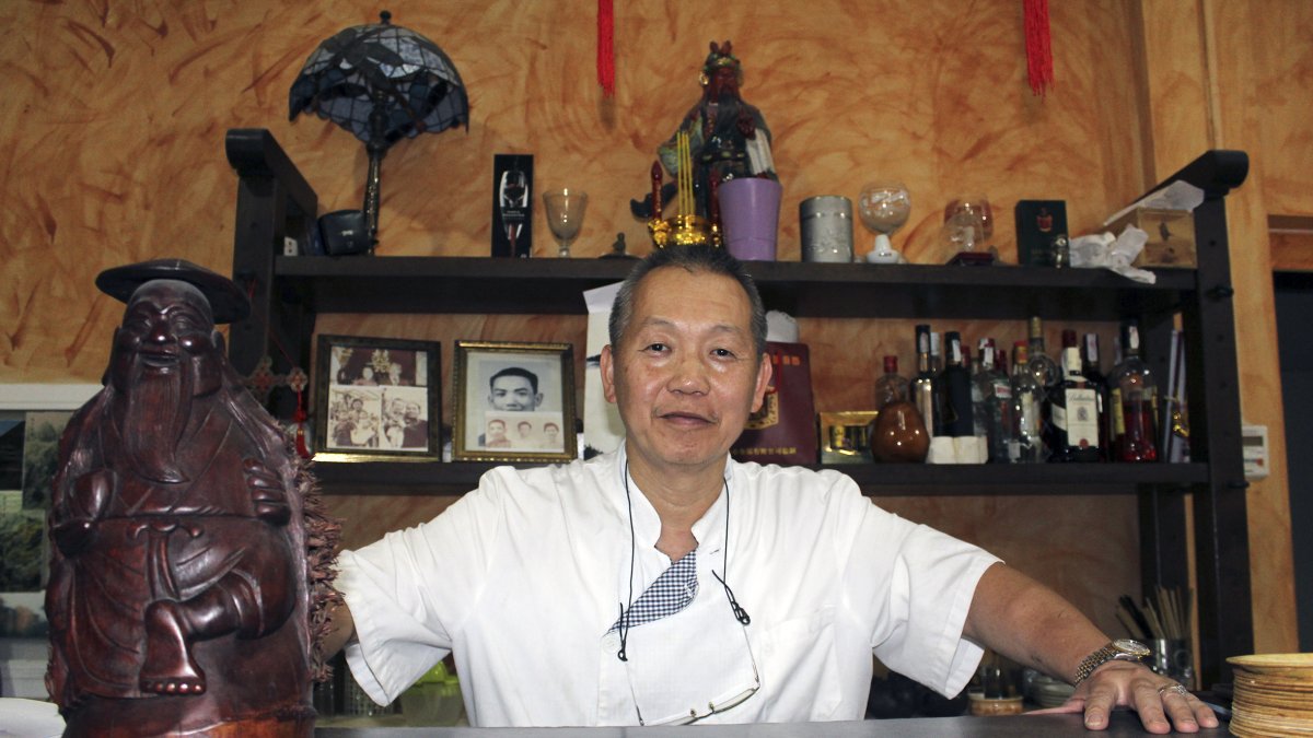 Man Chuen detrás del mostrador del restaurante Ming Yuet, en la confluencia de las calles de Marín y Jovellanos.