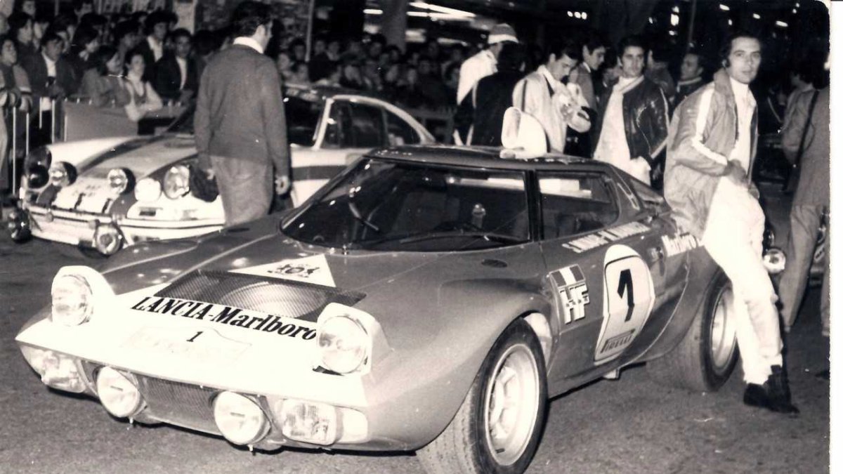 El piloto Sandro Munari, con su Lancia Stratos, observado por el público en el Paseo de Almería en 1972.