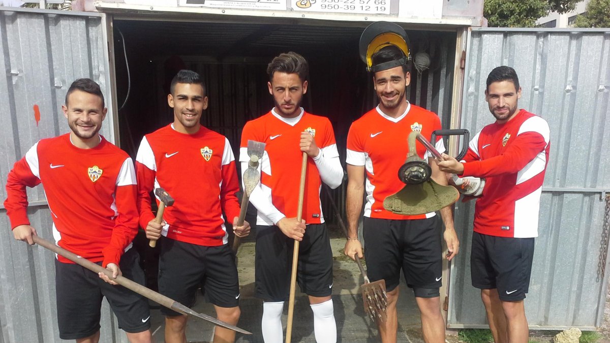 Romera con aquellos niños del Almería B del pico y pala.