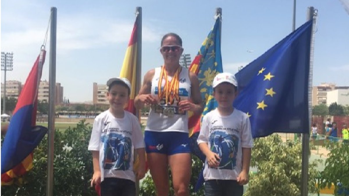 Paqui López en el podio muy bien acompañada.