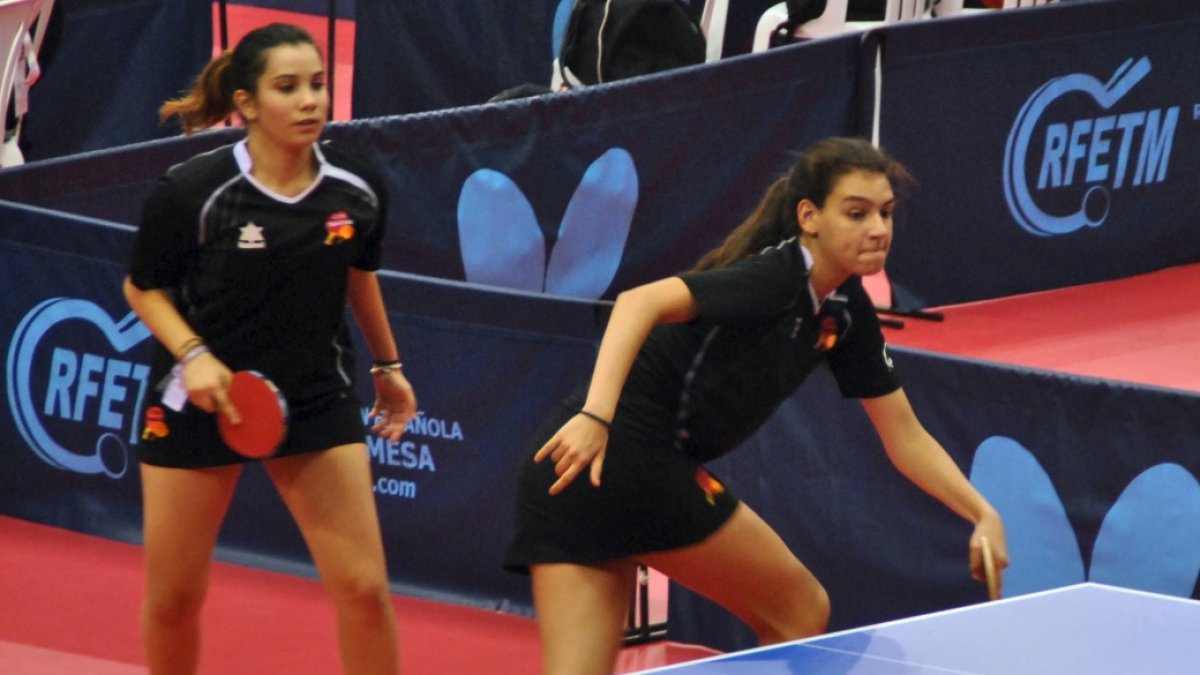 Ana Vértiz con Elena López en acción.