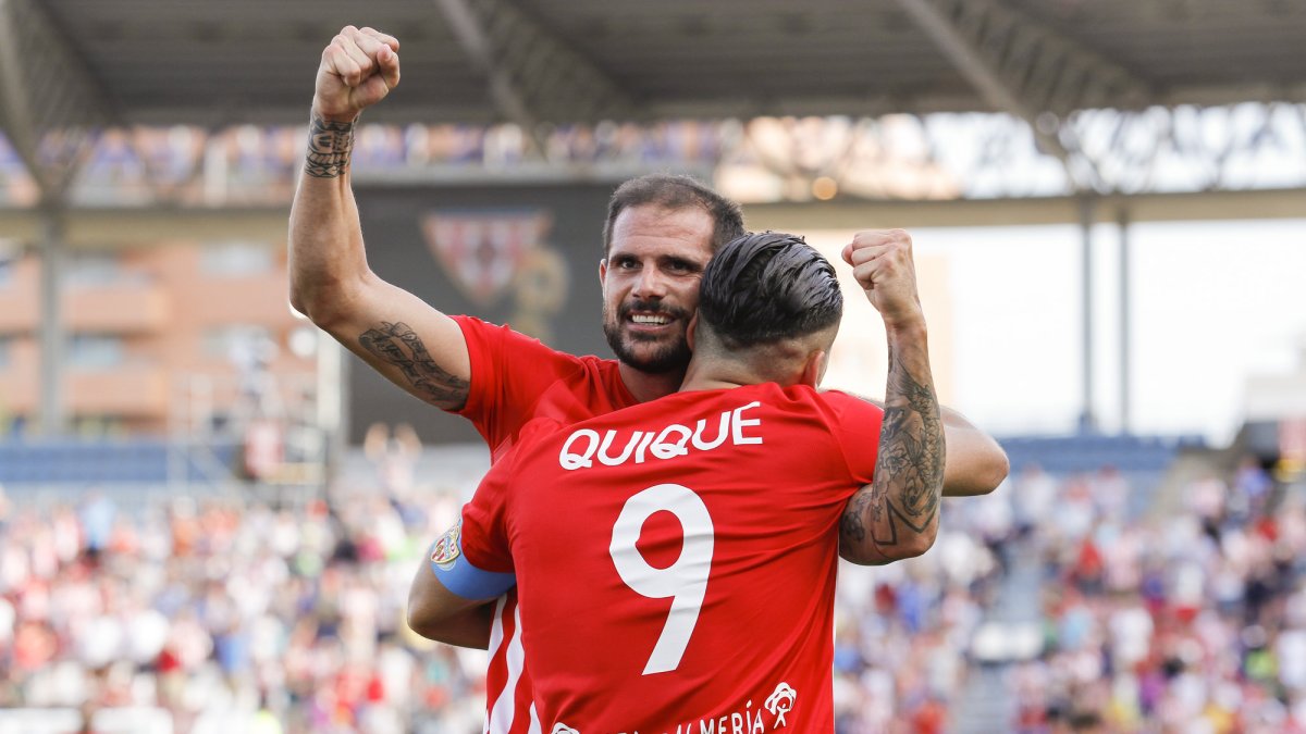 Nano celebrando un gol con Quique.