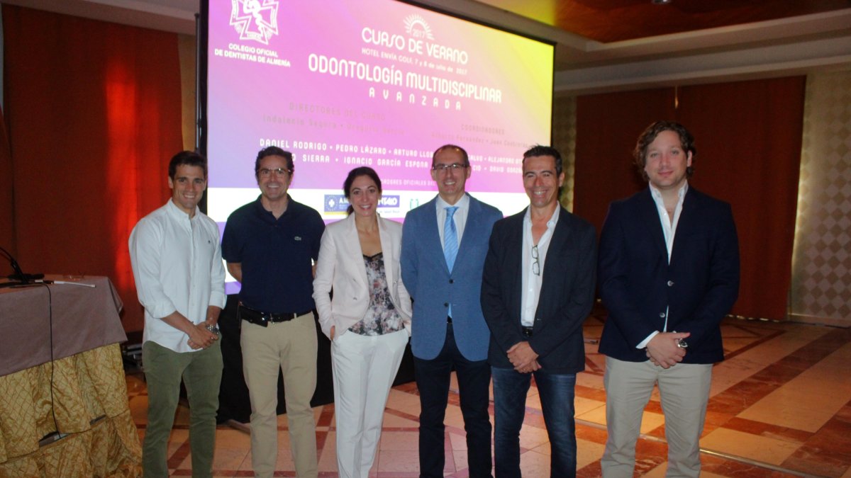 Alberto Sierra, Alejandro Otero, Silvia Del Cid, Ignacio García Espona, Indalecio Segura, presidente del Colegio Oficial de Dentistas de Almería;y Ar
