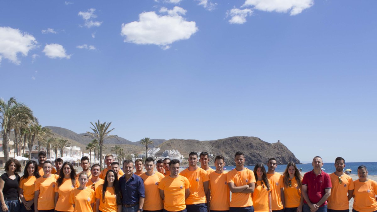 Efectivos de Protección Civil junto al alcalde y el concejal de Turismo.