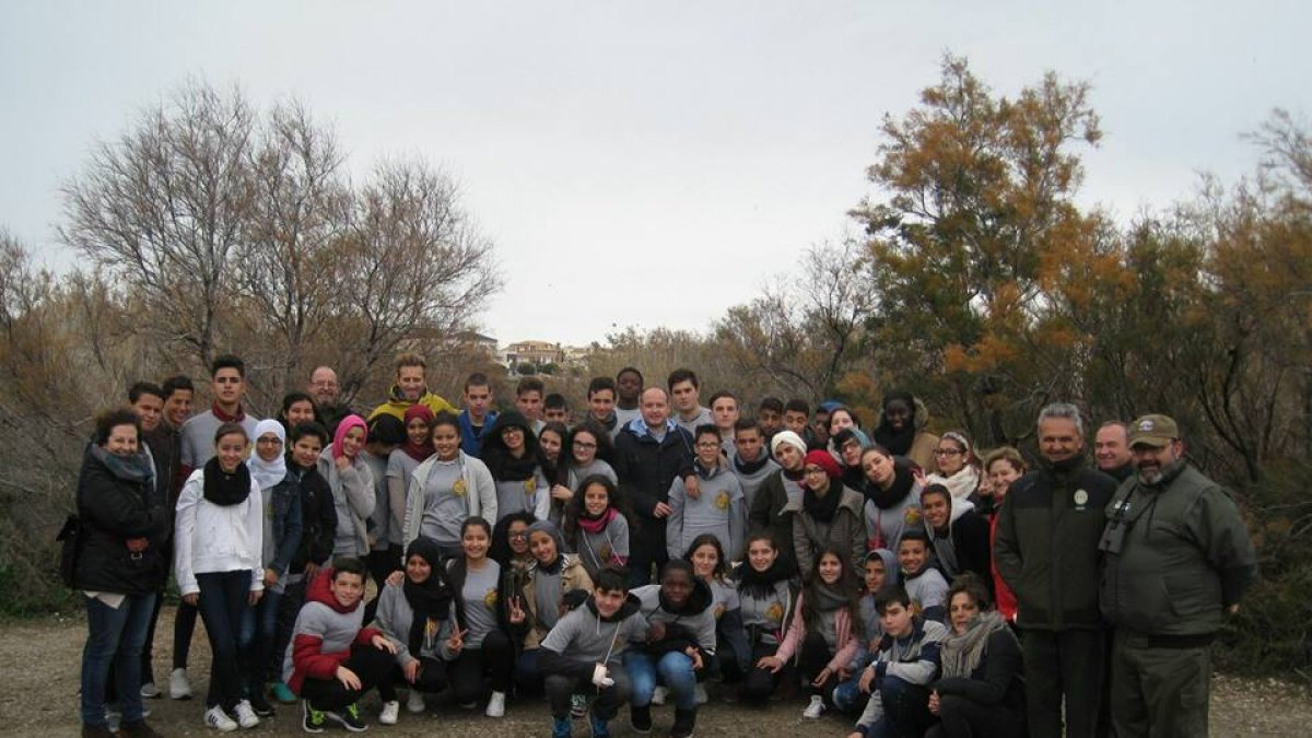 Visita de alumnos y profesores al paraje de Punta Entinas Sabinar en uno de los muchos acercamientos encaminados a conocer las aves del entorno más c