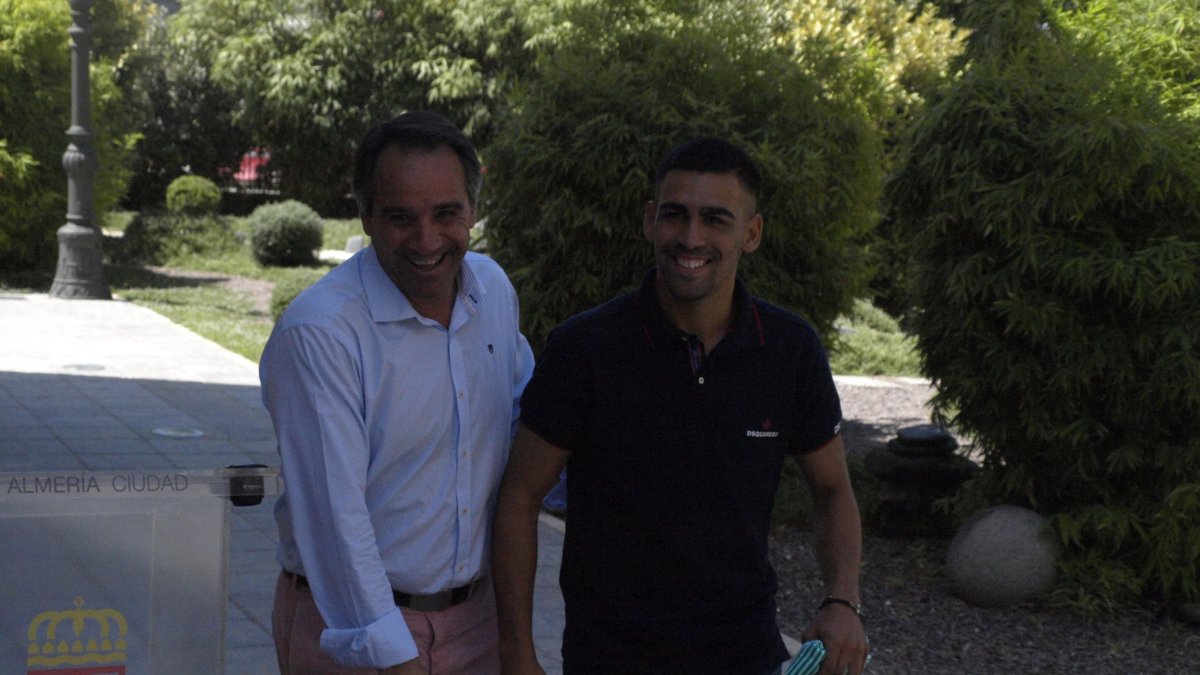 Dani Romera y Juanjo Segura, concejal de Deportes.