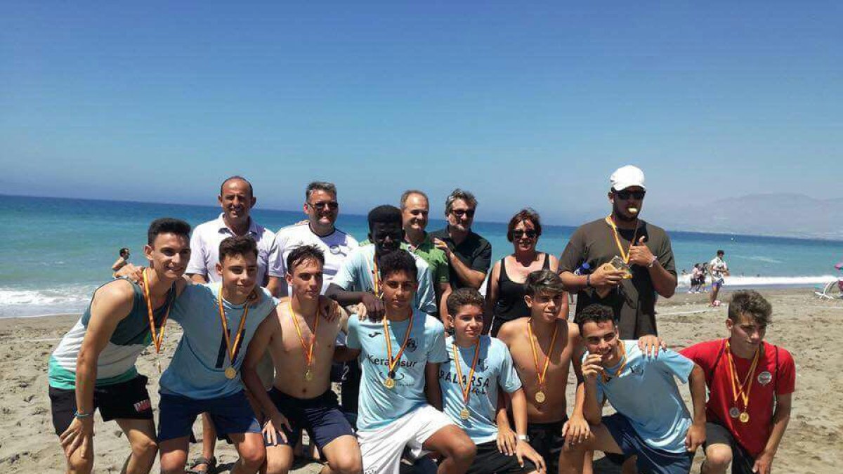 Los campeones con sus medallas.