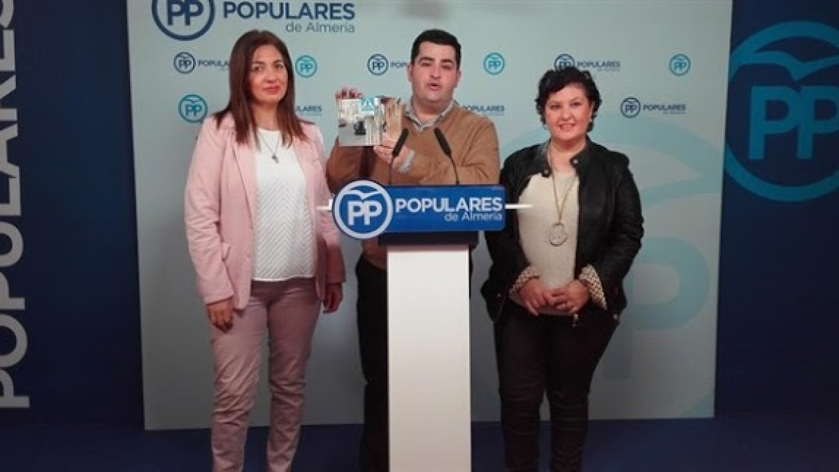 Portavoz y ediles del PP denunciando el caso de los