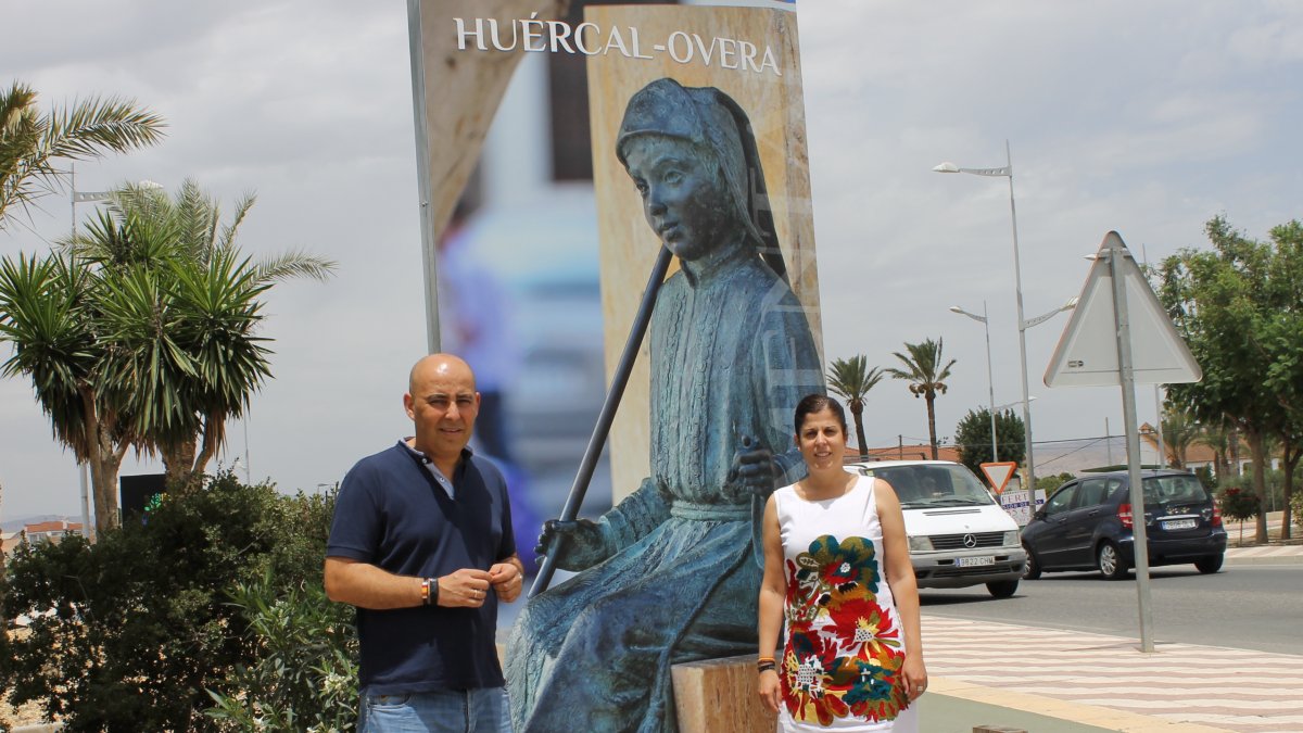 El alcalde y la edil de Turismo con uno de los nuevos tótems.