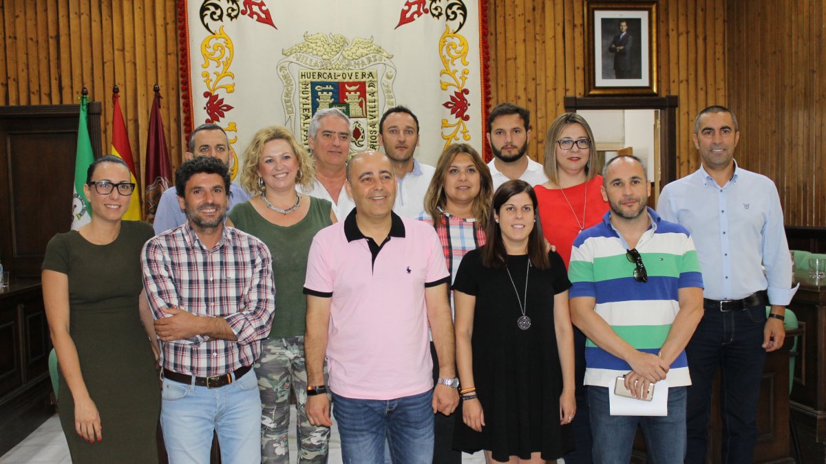 Miembros de la Corporación con la codirectora de Overa Viva.