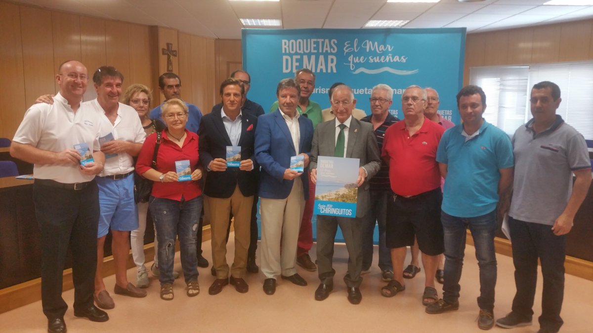 Alcalde y concejal, con empresarios de establecimientos de playa, en la presentación de la guía.
