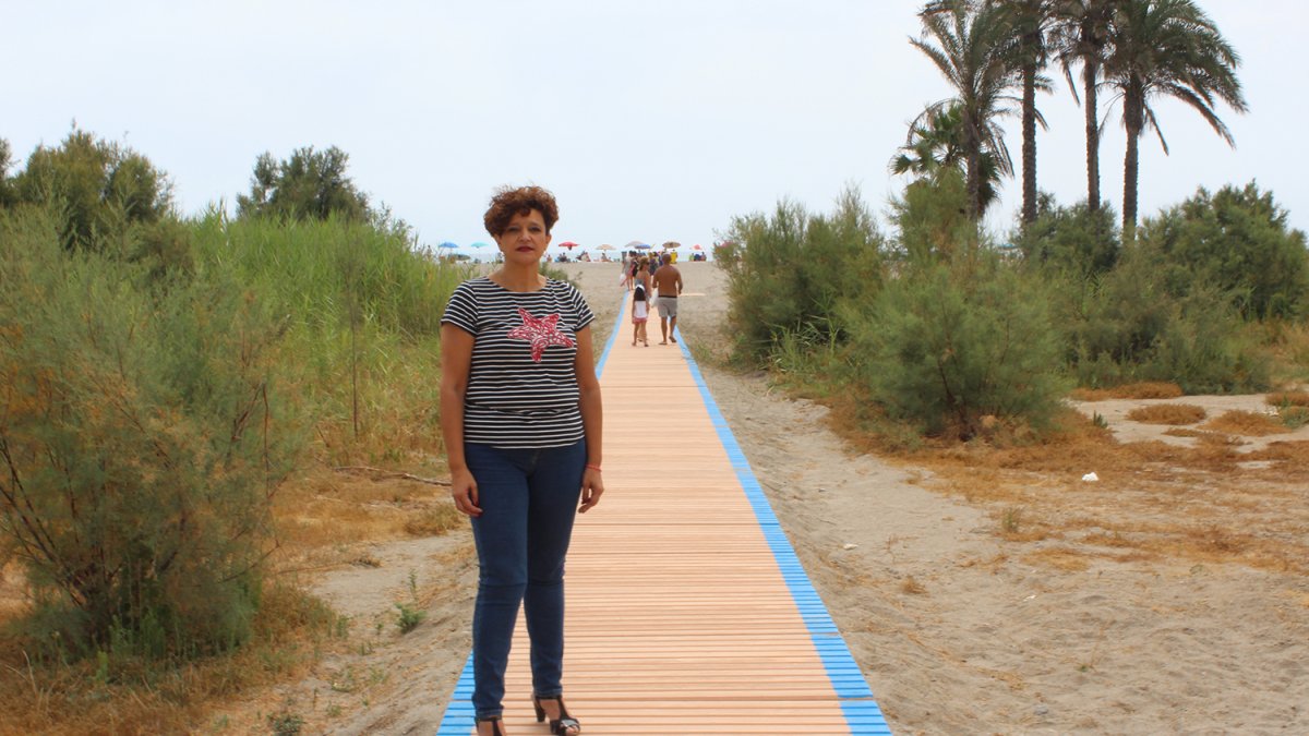 la edil de Playas en la pasarela de Pueblo Laguna.