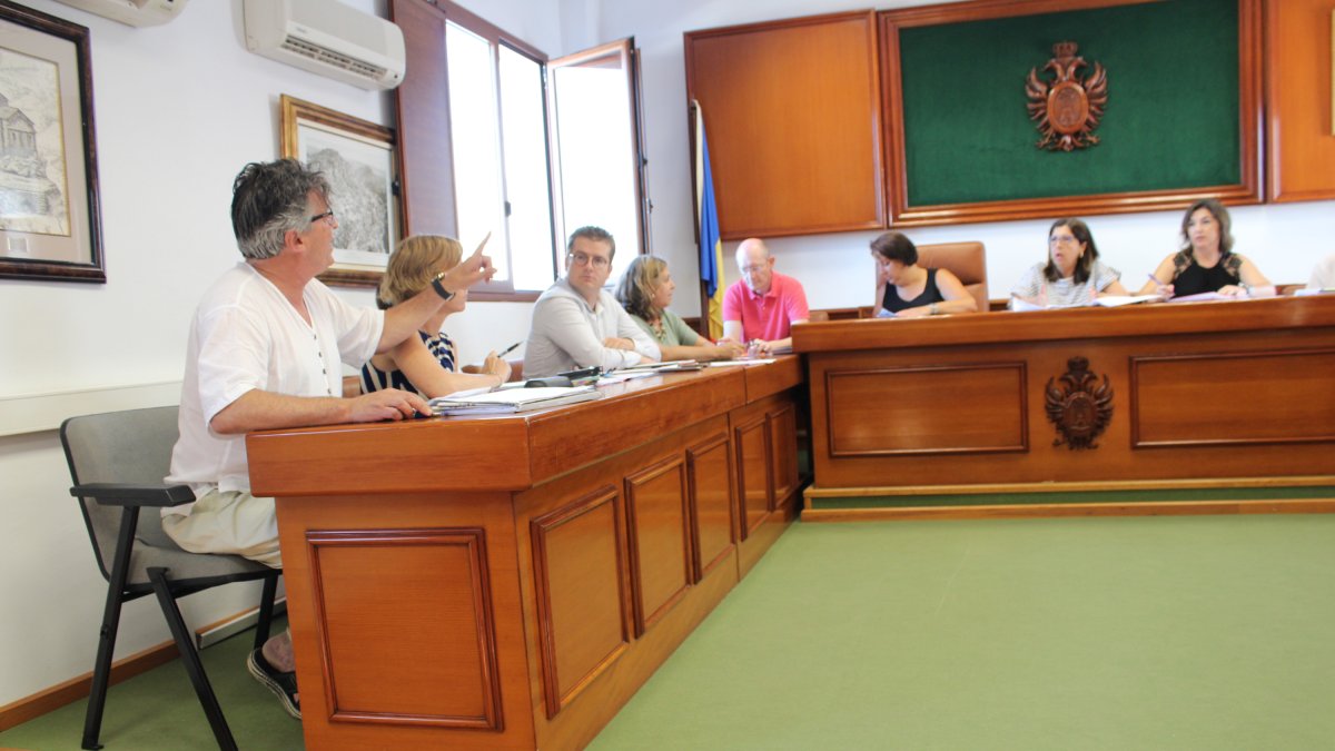 Debate en el plenario entre la oposición y el equipo de gobierno por el trazado del paseo marítimo.