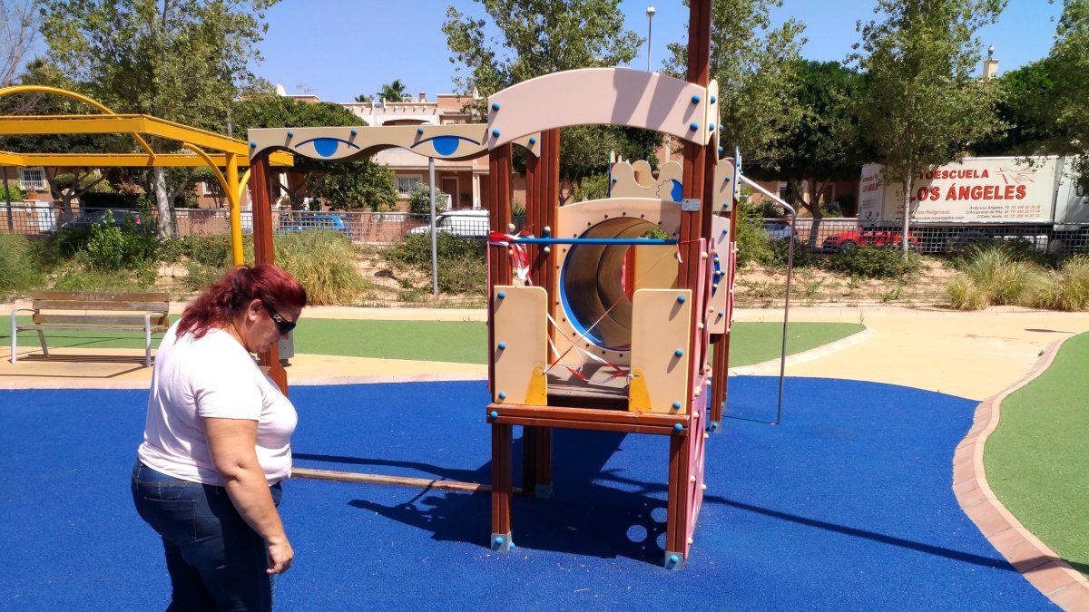 Visita de Amalia Román al parque de Villablanca.