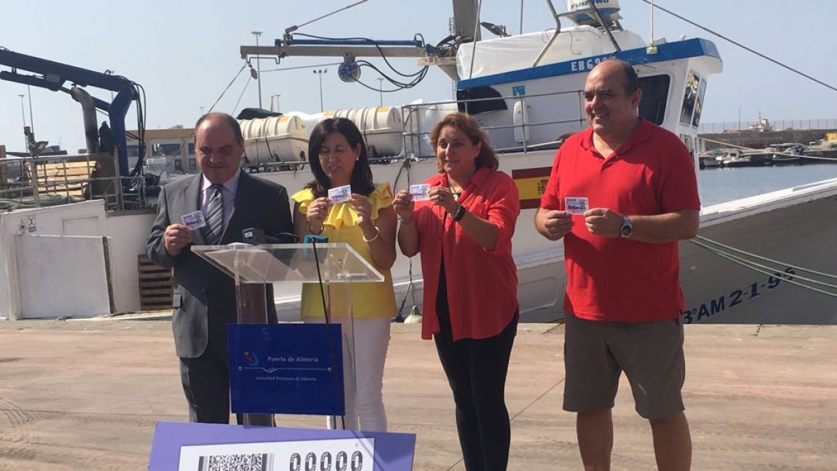 Presentación del cartel del cupón, esta mañana.