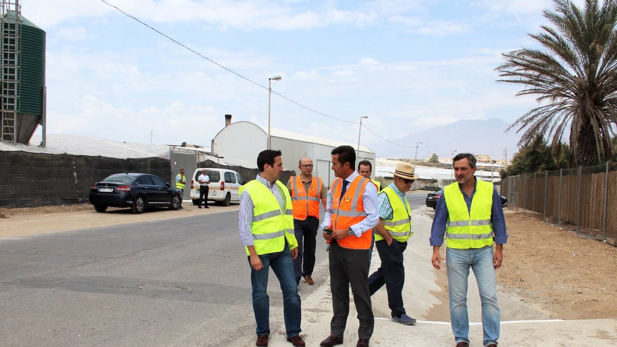 Liria y el alcalde de El Ejido en una visita anterior a las obras.