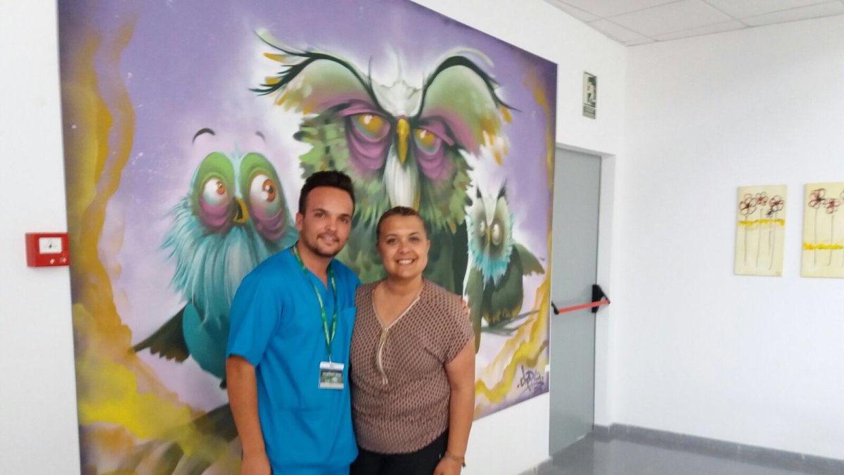 El peluquero emprendedor junto a la concejal de Bienestar Social.