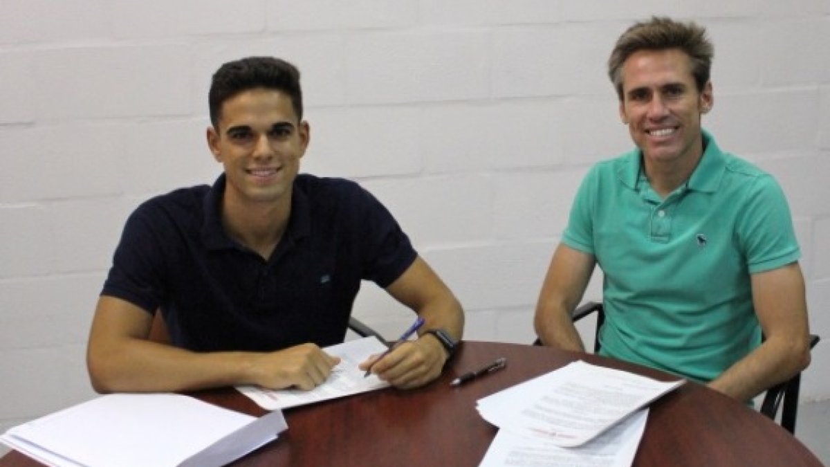 Fran en el acto de la firma con Corona.