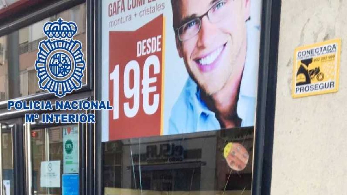 Escaparate roto por uno de los detenidos.