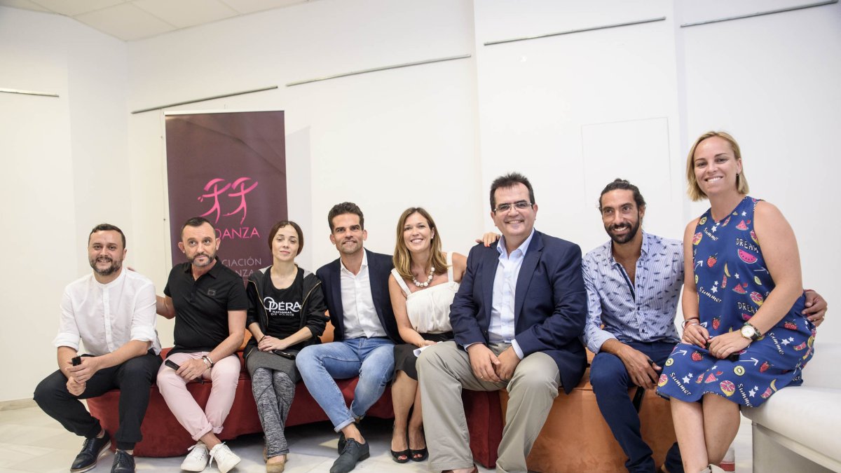 Organizadores del Ayuntamiento, Diputación e Indanza y artistas de esta edición del festival.