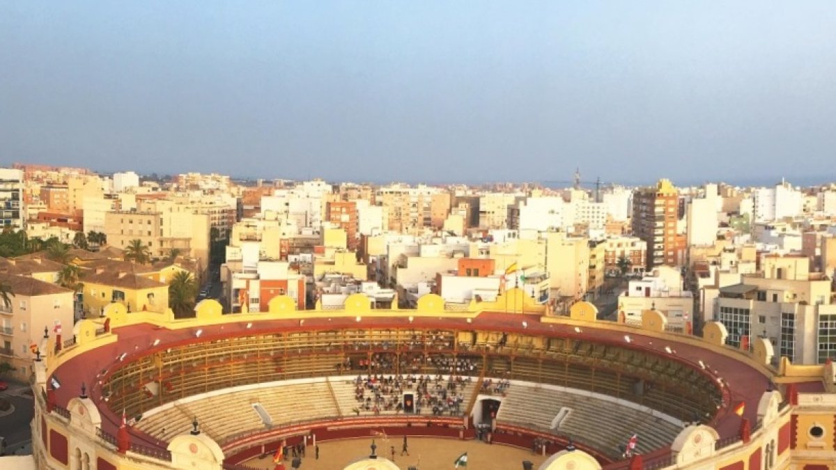 Vista aérea del coso almeriense durante el rodaje.