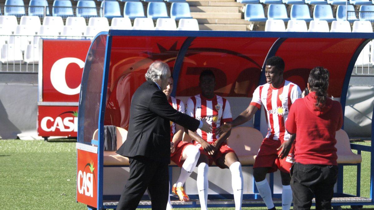 Alfonso García saludando a Ramón Azeez.