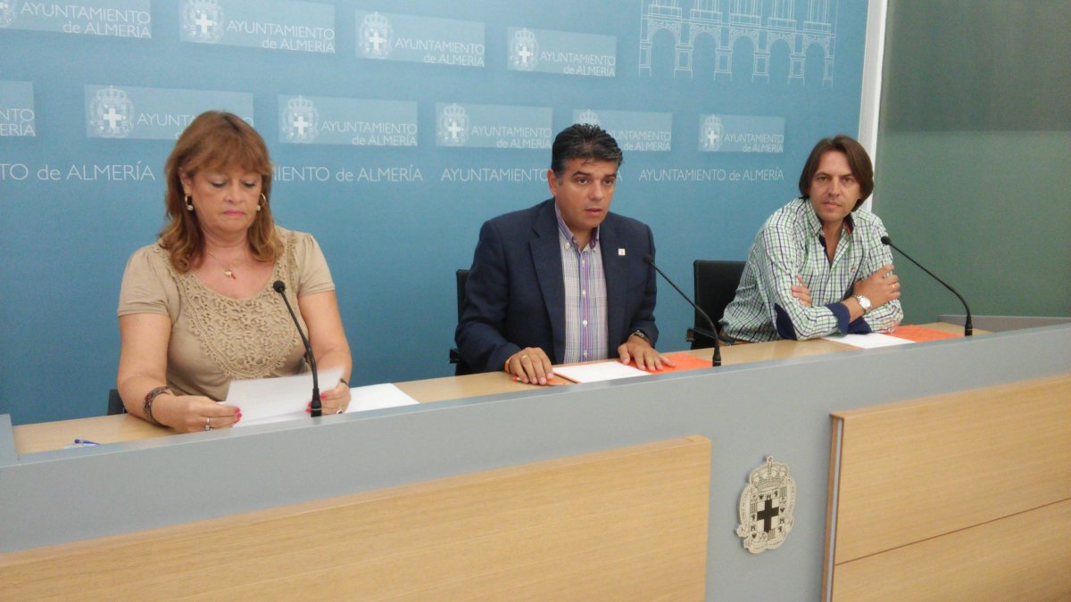 Los tres ediles que hasta ahora integraban el grupo municipal de Ciudadanos.