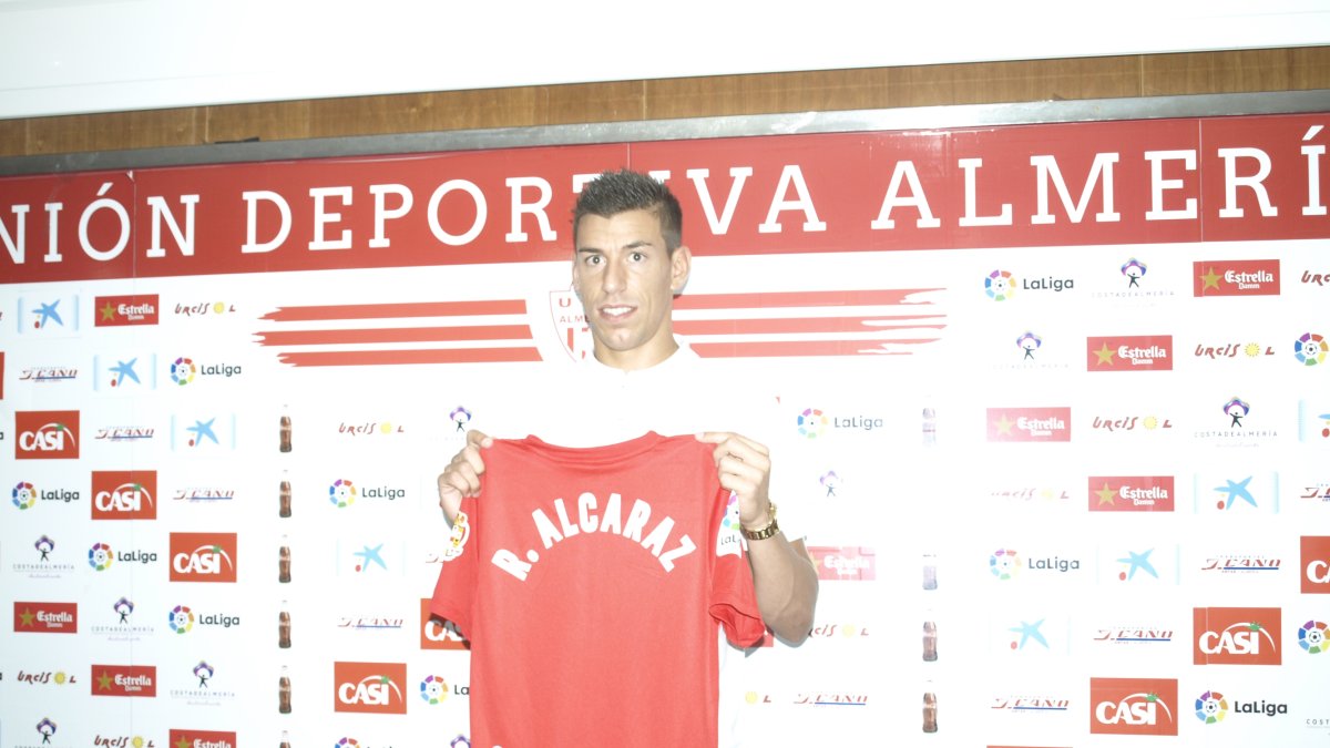 Rubén Alcaraz entrenó y fue presentado.