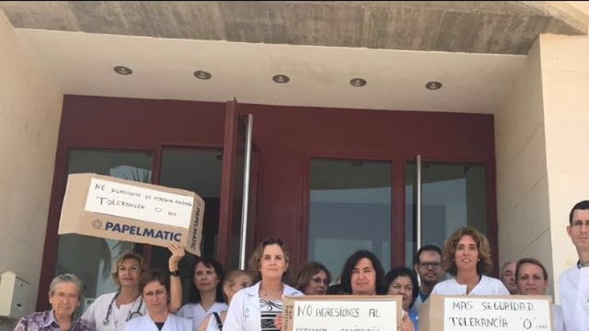 Protesta del personal sanitario y usuarios esta mañana.