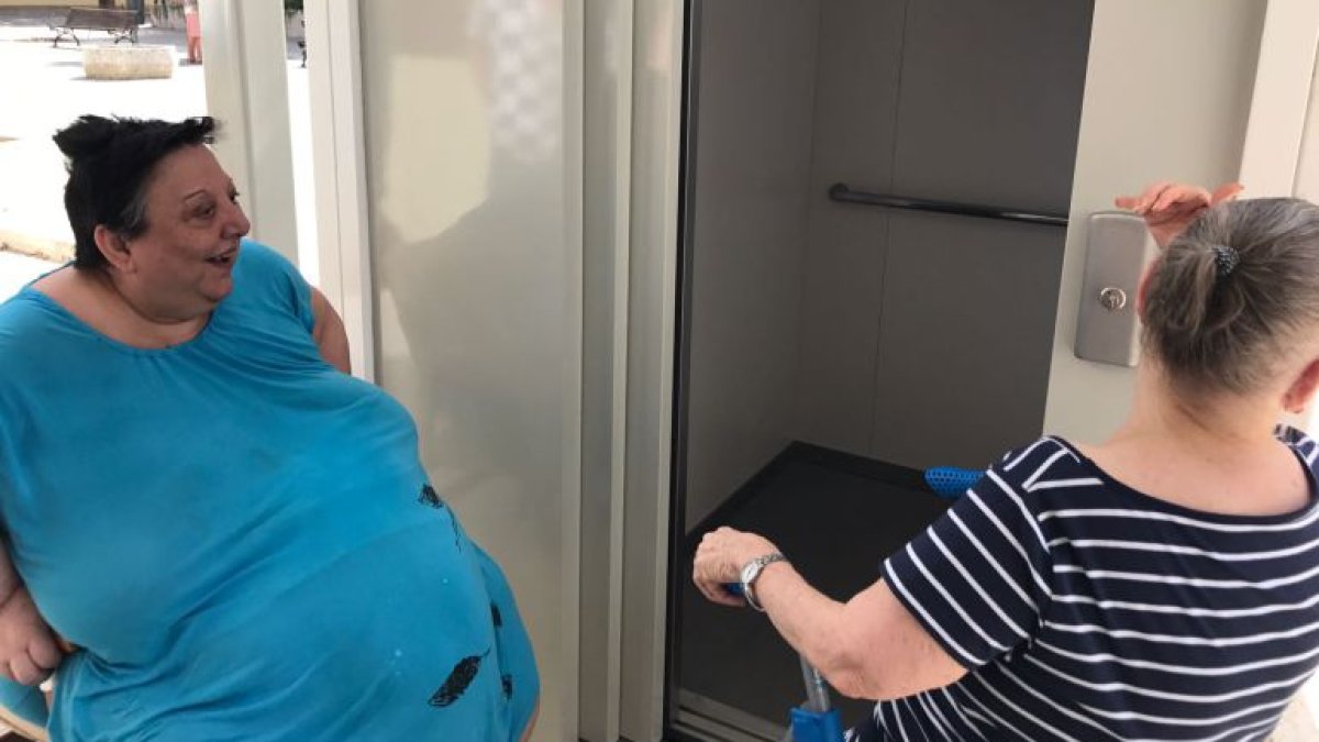 Esperanza Suárez a las puertas del ascensor recien instalado en su bloque. / J:M:P