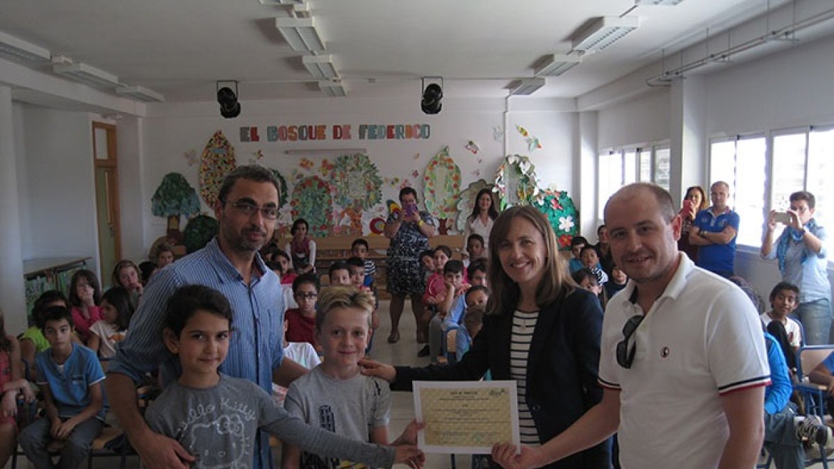 Diplomas para los alumnos de 3º y 4º del colegio.
