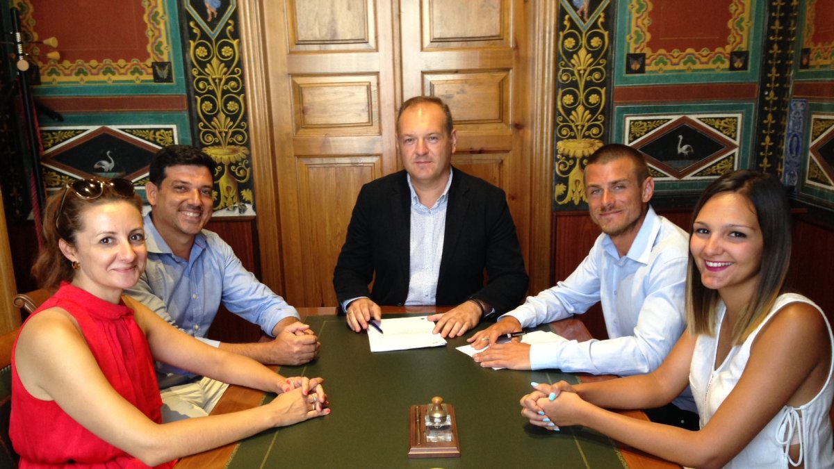 Firma del contrato con la empresa concesionaria de la gestión del canal.