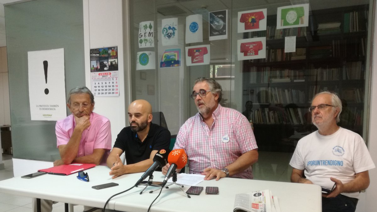 Representantes de la Mesa del Tren en rueda de prensa de ayer