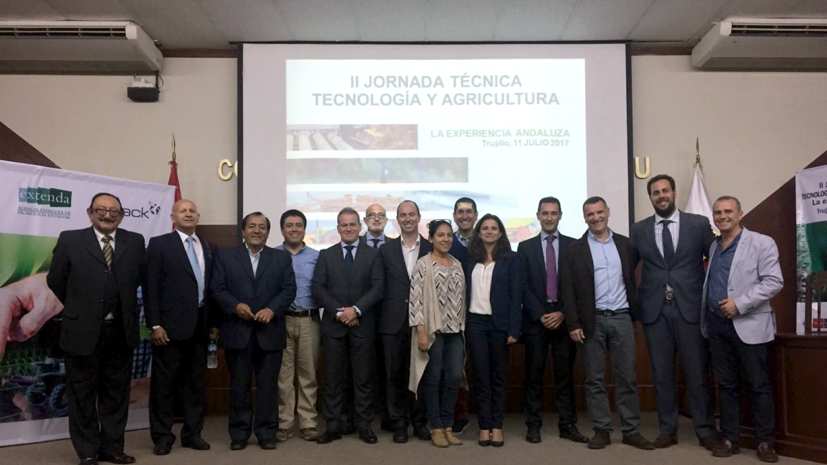 Los empresarios almerienses durante su visita al Perú