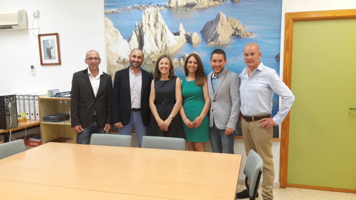 Delegada de Educación de la Junta junto con el equipo directivo del Instituto Gaviota en uno de los encuentros mantenidos.