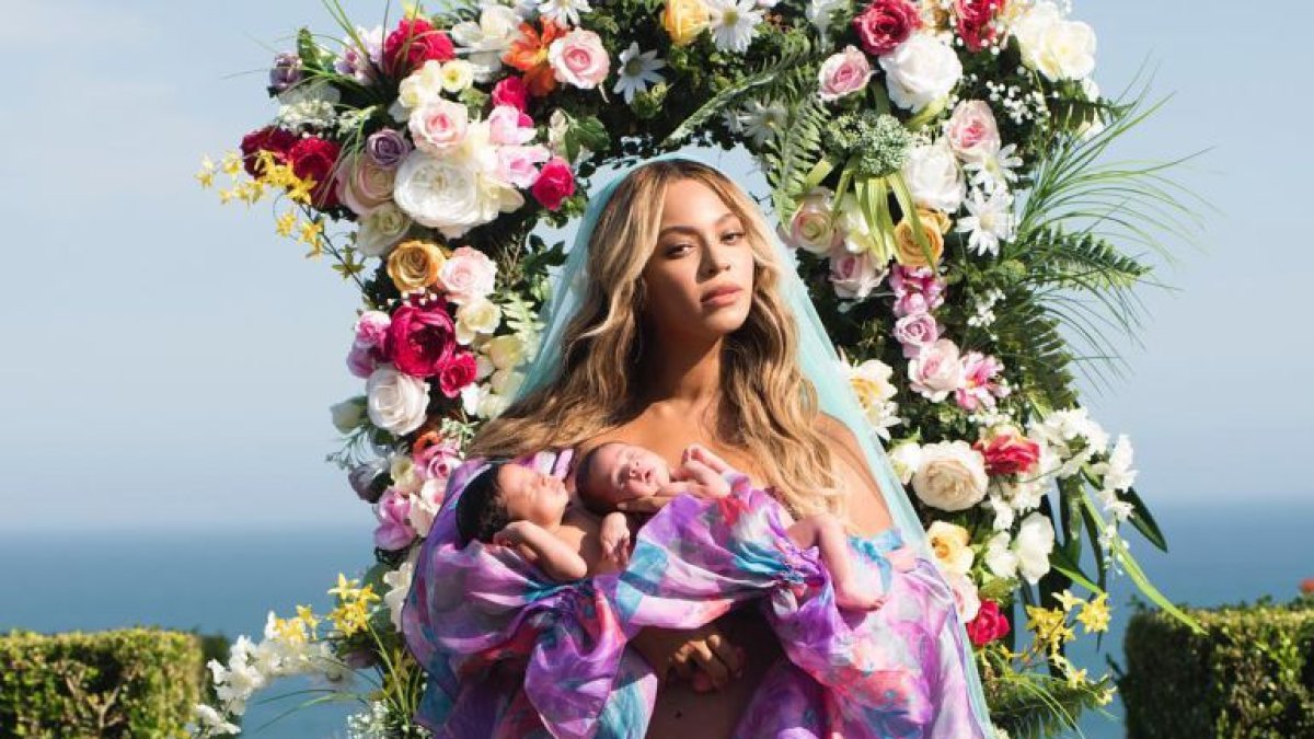 La cantante Beyoncé posa con sus dos gemelos en brazos. / Instagram
