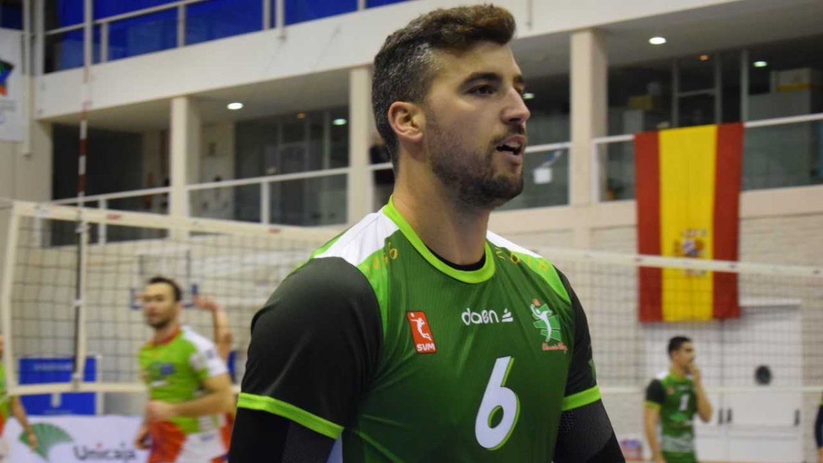Borja sigue disfrutando del voley en Almería.