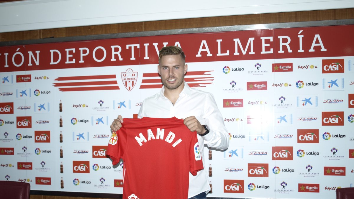 Mandi con su nueva camiseta.