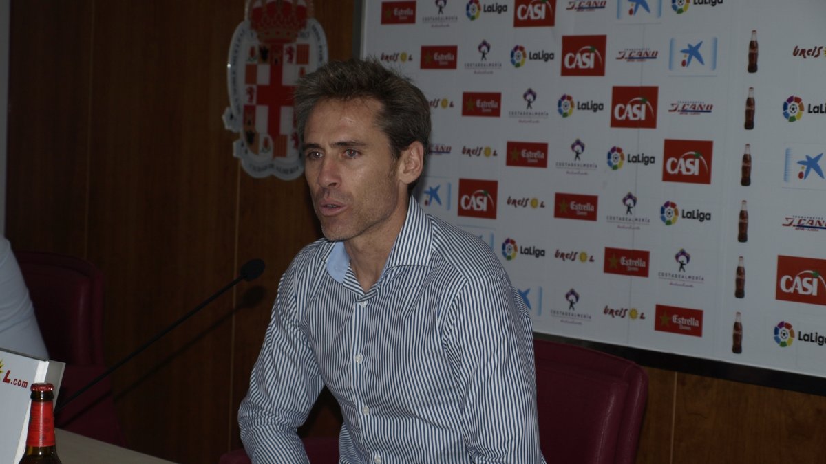 Corona en la rueda de prensa.