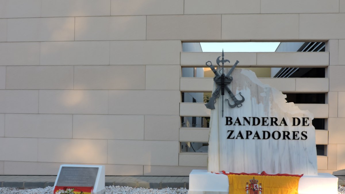 Un monolito recuerda a los fallecidos desde marzo en la base