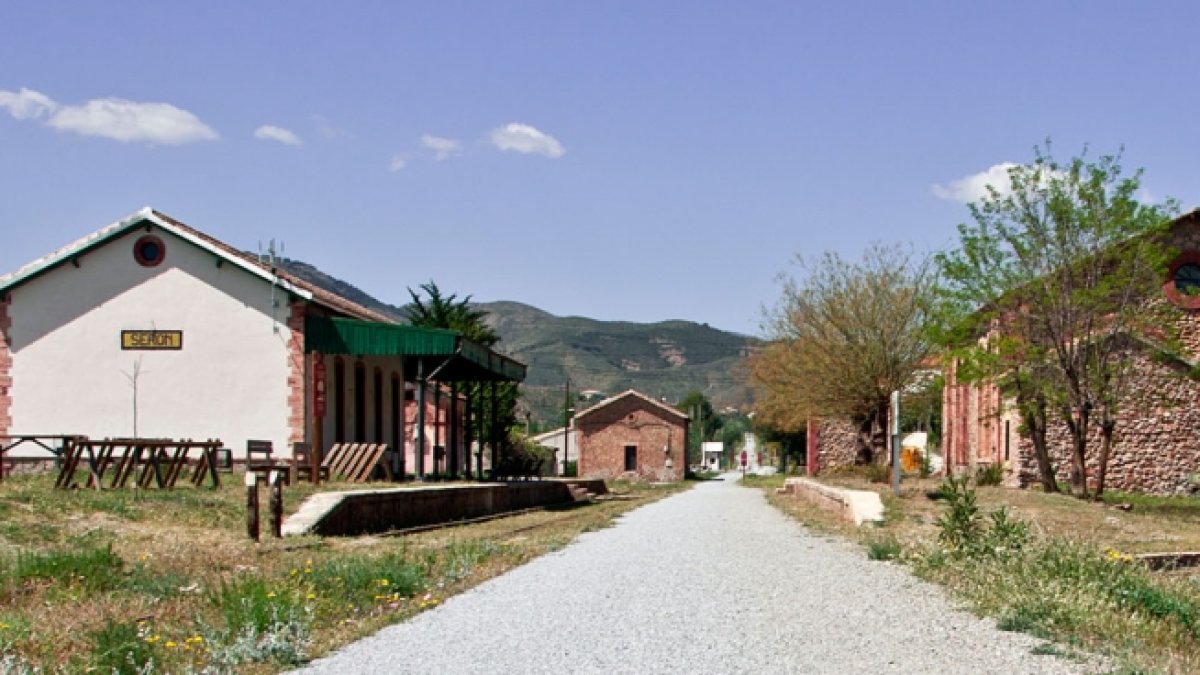 La Vía Verde a su paso por la antigua estación del tren de Serón.