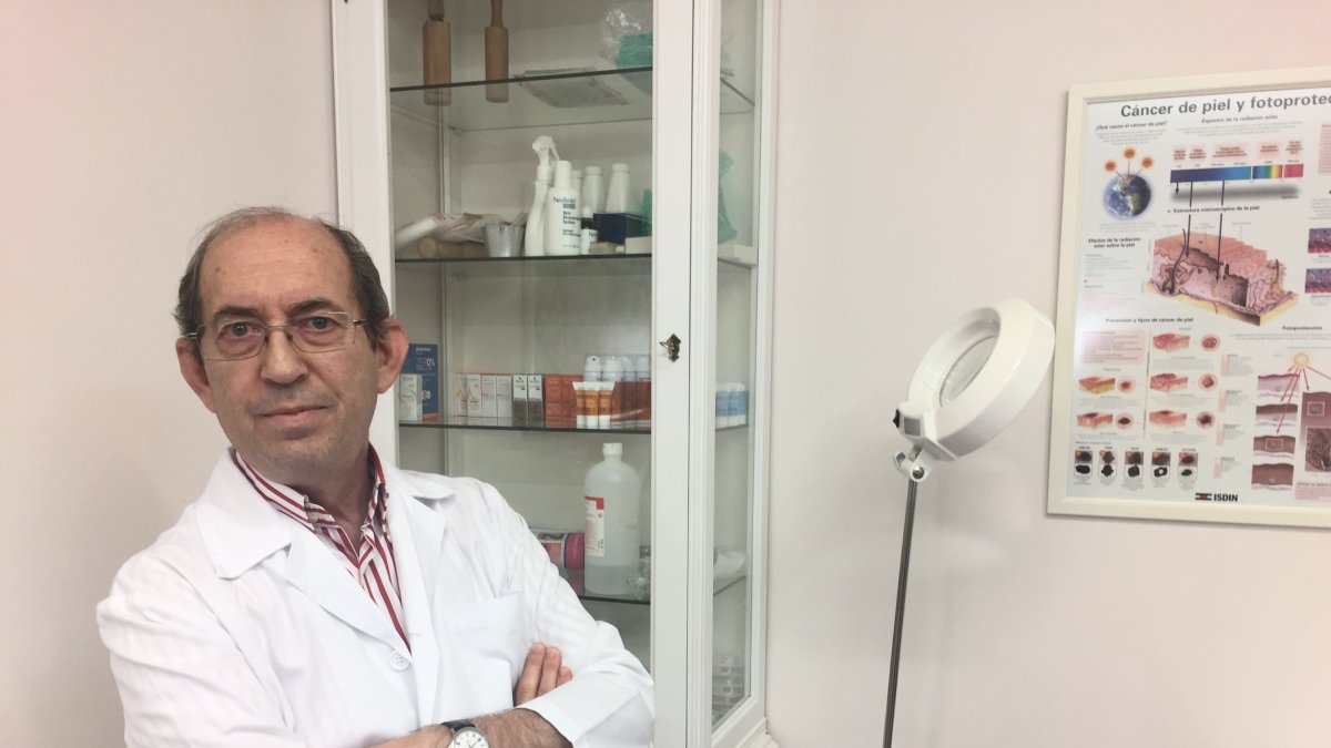 Ramón Fernández-Miranda en su consulta, en la que lleva atendiendo a pacientes desde hace casi 30 años.