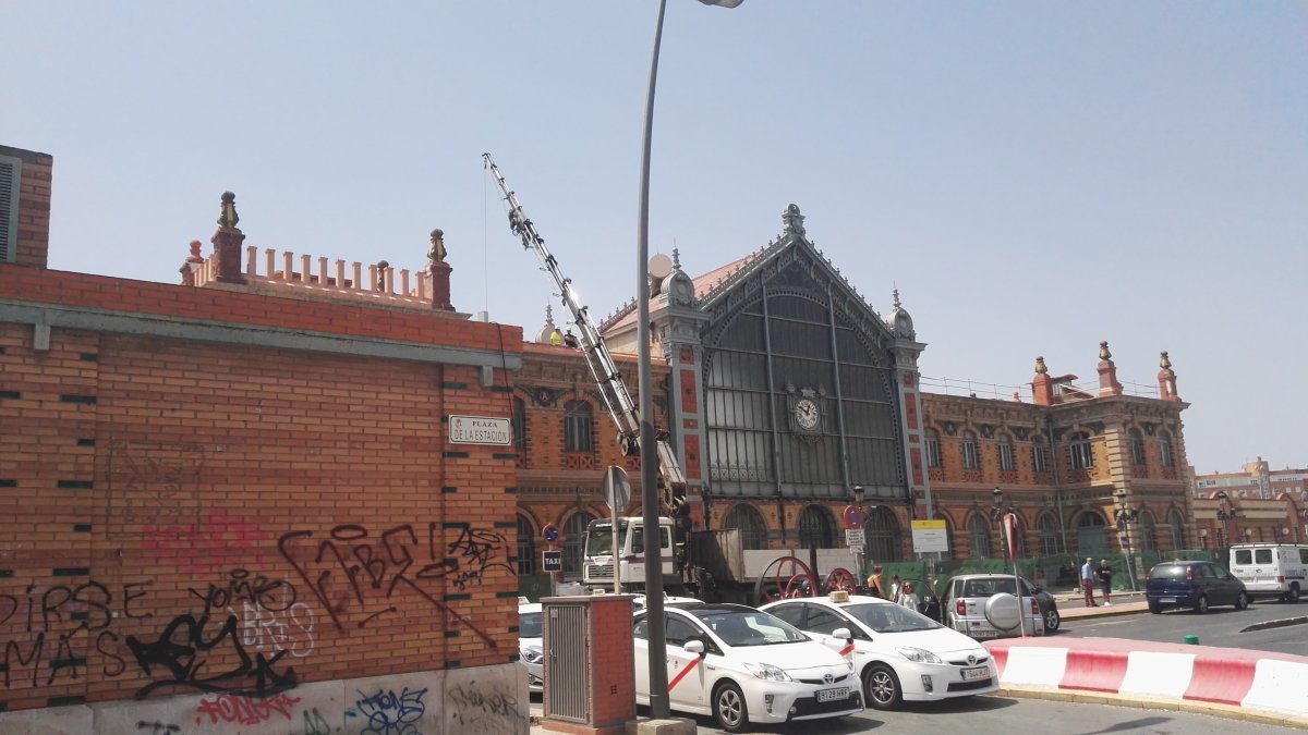 Trabajos de colocación de la nueva balaustrada en la antigua estación de ferrocarril, dentro de las obras previas a su rehabilitación integral.