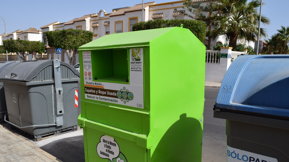 Contedor para depositar ropa y zapatos usados para su reciclaje.