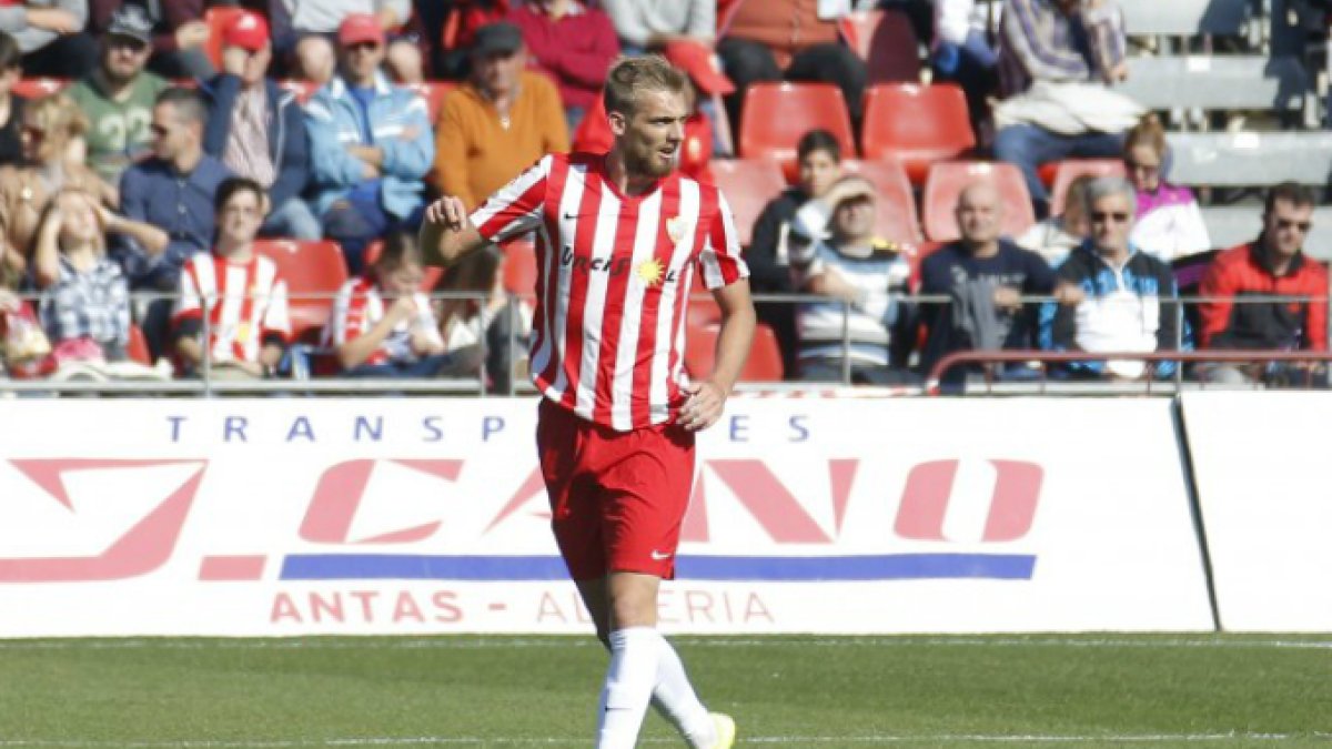 El internacional montenegrino con la rojiblanca del Almería.