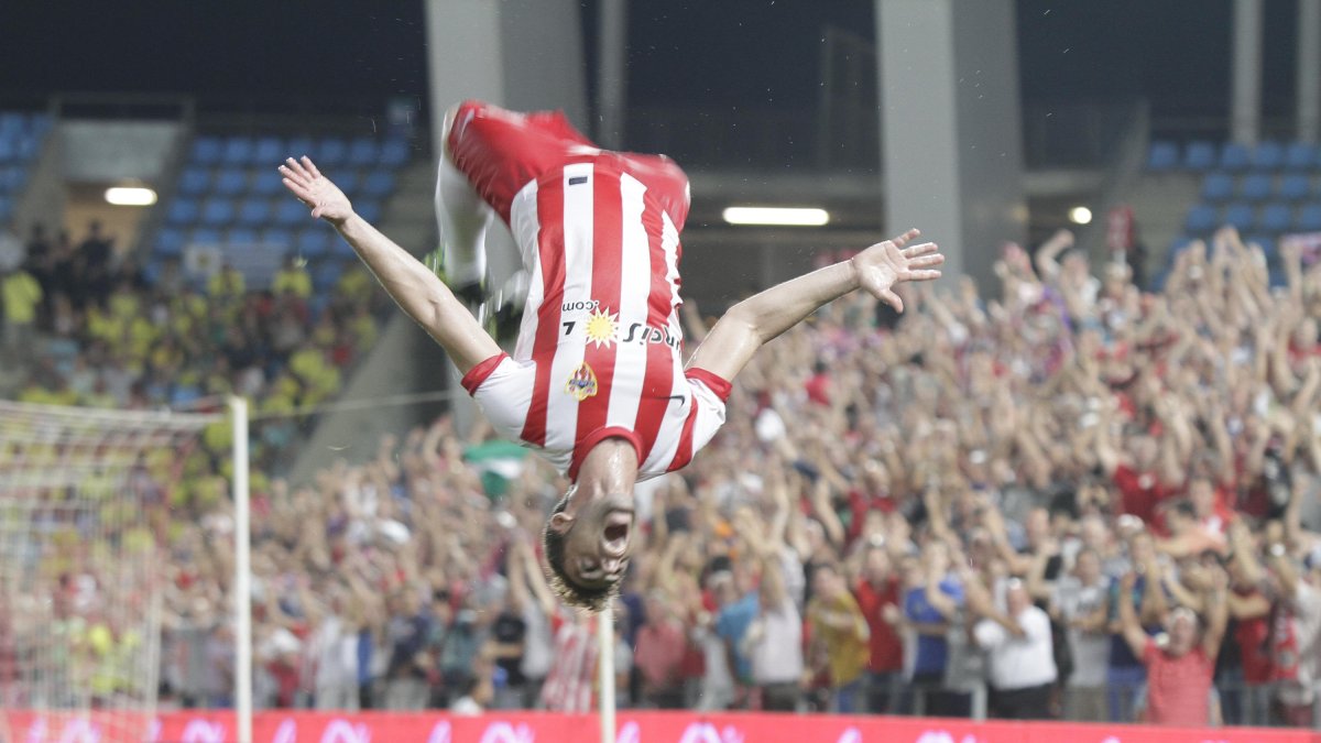 Rodri celebrando un gol con el Almería.
