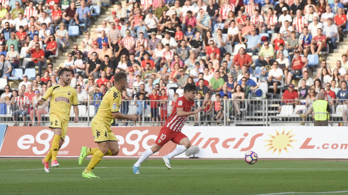 Pozo se prodiga en el área rival.