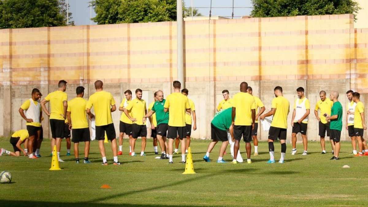 Alberto González trabajando con la plantilla celeste.