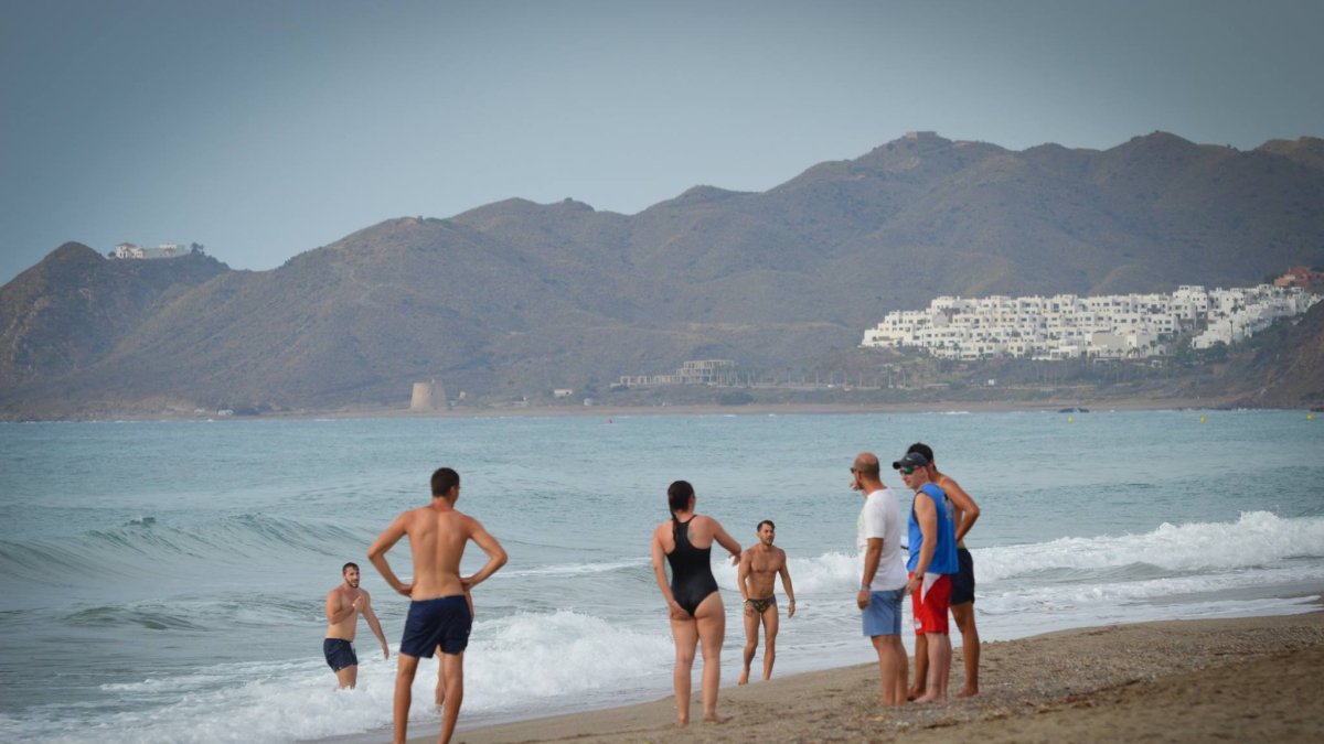 Socorristas de Mojácar en un simulacro en la playa.